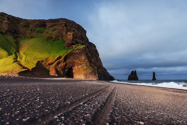 Formazioni rocciose famose di Reynisdrangar alla spiaggia nera di Reynisfjara