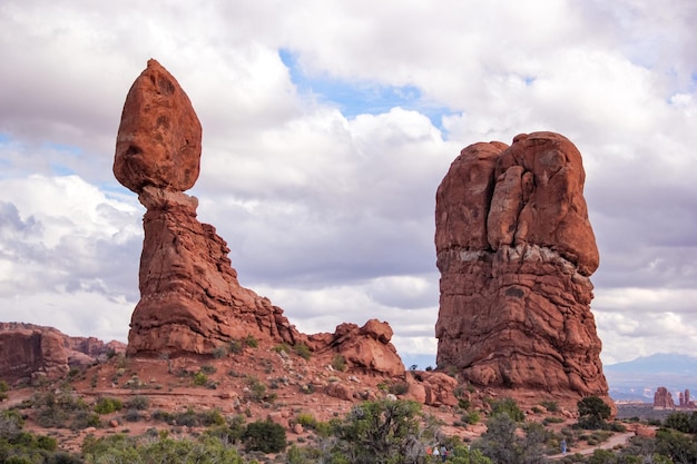 Formazioni rocciose in equilibrio contro un cielo nuvoloso
