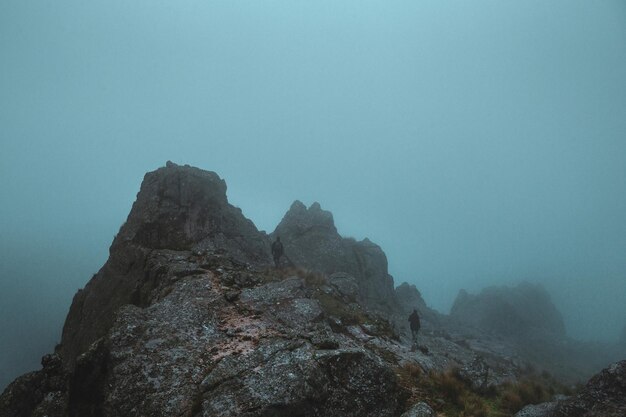 Formazioni rocciose in montagna contro il cielo