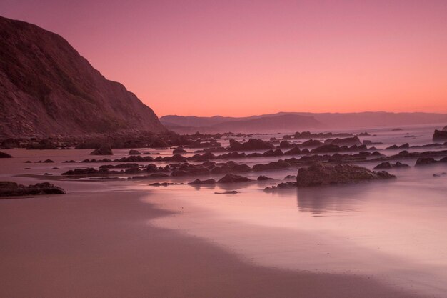 formazioni rocciose in spiaggia alla luce del tramonto