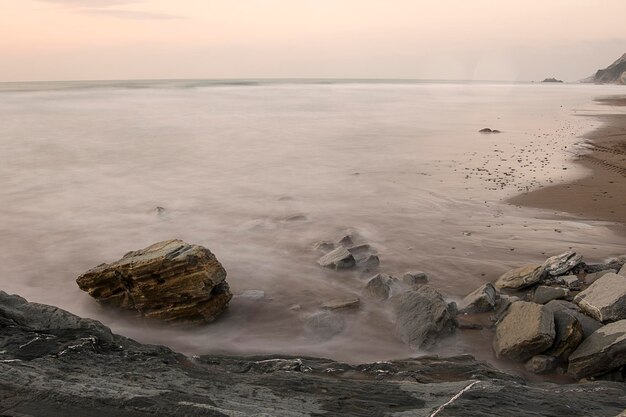 formazioni rocciose in spiaggia sotto la luce del tramonto