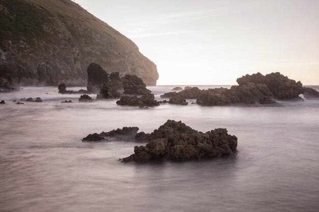 formazioni rocciose in spiaggia sotto la luce del tramonto