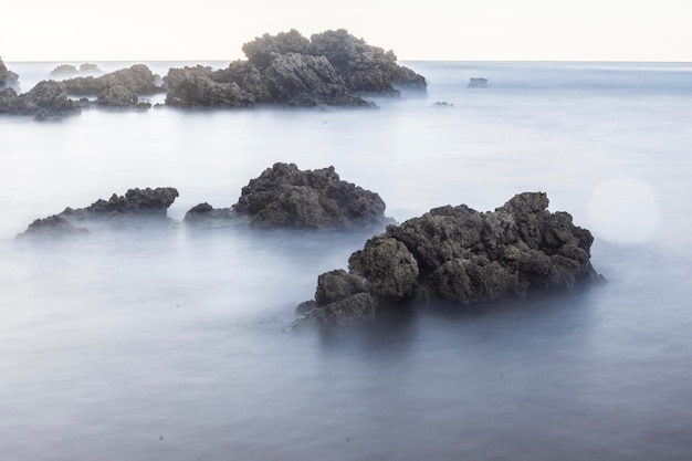 formazioni rocciose in spiaggia sotto la luce del tramonto