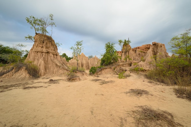 Formazioni rocciose nel deserto contro un cielo nuvoloso