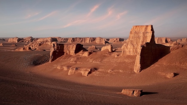 Formazioni rocciose nel deserto di Dasht e Lut contro il tramonto Natura dell'Iran Persia