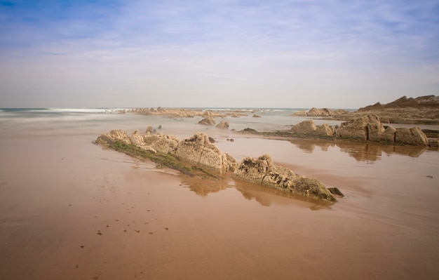 formazioni rocciose nel mare della costa basca, nel nord della spagna