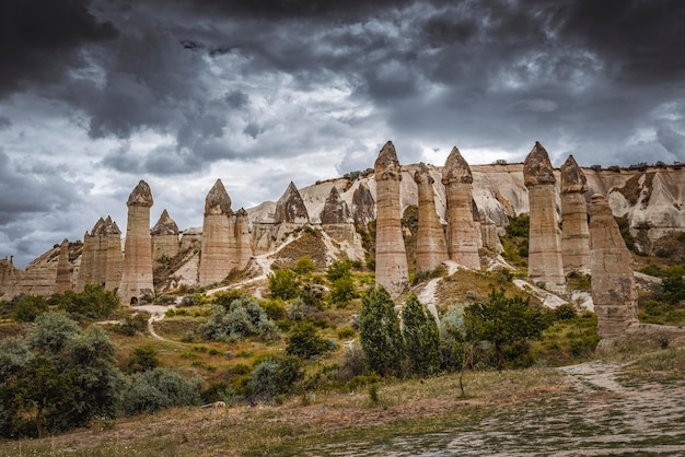 Formazioni rocciose nella valle dell'amore in Cappadocia