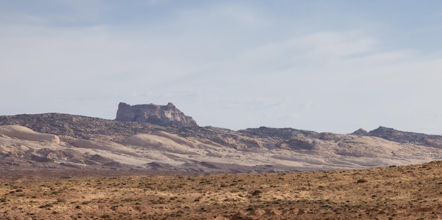 Formazioni rocciose rosse e hoodoos nel deserto all'alba