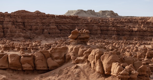 Formazioni rocciose rosse e hoodoos nel deserto all'alba