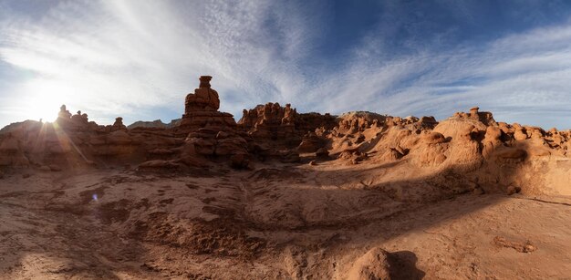 Formazioni rocciose rosse nel deserto all'alba soleggiata stagione primaverile