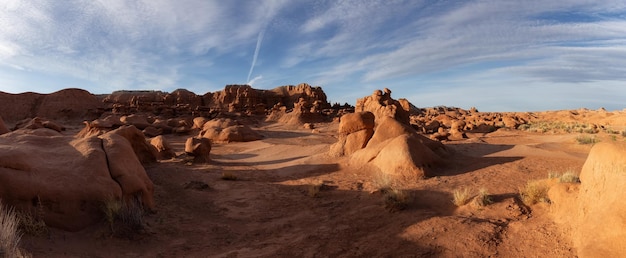 Formazioni rocciose rosse nel deserto all'alba soleggiata stagione primaverile