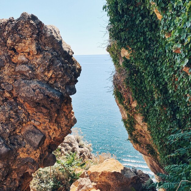 Formazioni rocciose sul mare contro un cielo limpido