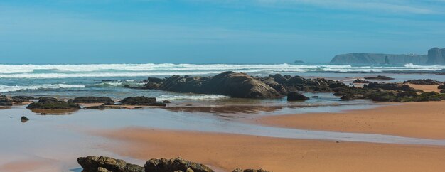 Formazioni rocciose sulla spiaggia sabbiosa Algarve Costa Vicentina Portogallo
