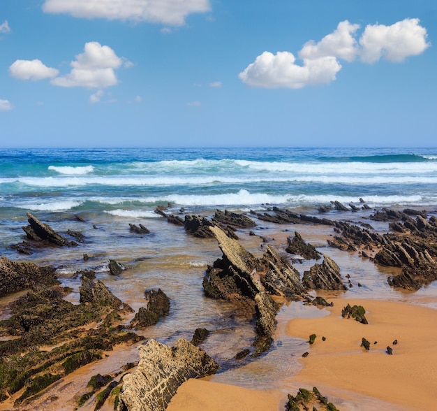 Formazioni rocciose sulla spiaggia sabbiosa Portogallo