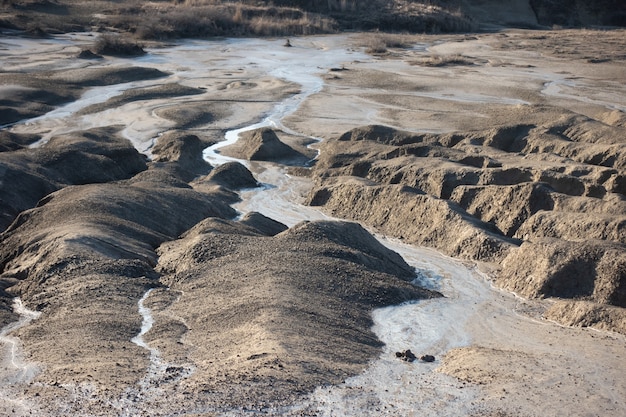 Forme astratte sul terreno creato dalla lava di vulcani di fango, Romania