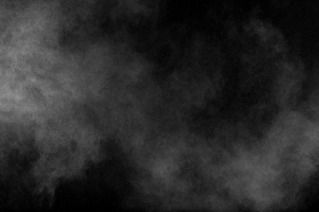 Forme bizzarre di nuvola bianca esplosione di polvere su sfondo nero.