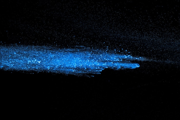 Forme bizzarre di spruzzi di particelle di polvere colorata blu.