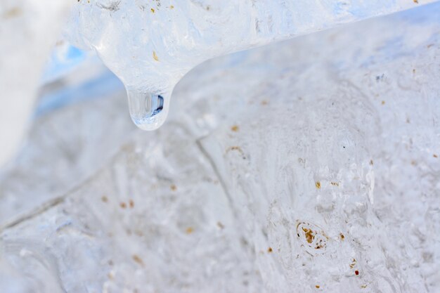 Forme e trame insolite di cristalli di ghiaccio dof poco profondo con copia spazio. Paesaggio invernale e primaverile.