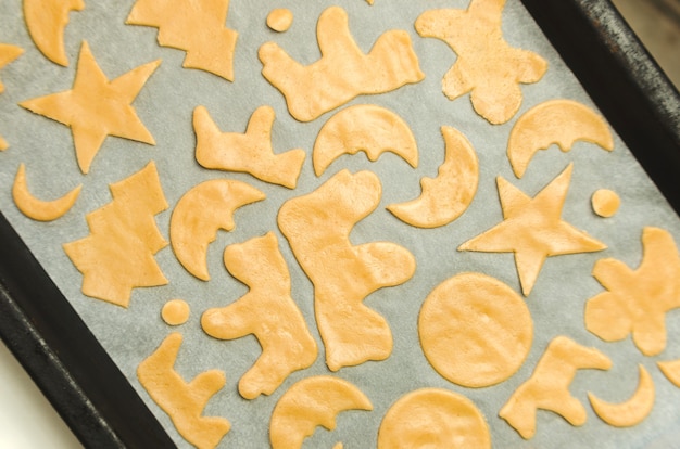 Formine per biscotti di Natale e pasta cruda