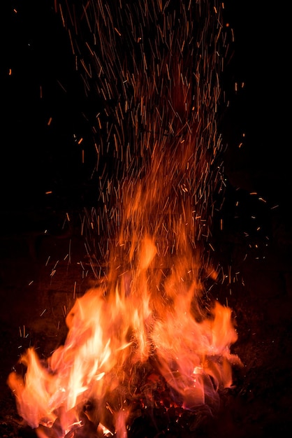 Fornace da fabbro tradizionale con fuoco ardente Fuoco ardente nella fornace alla fucina, officina. Concetto di attrezzatura da fabbro