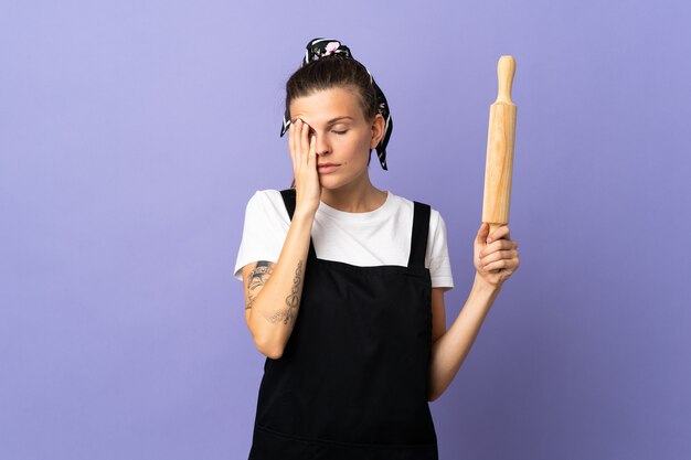 Fornello donna slovacca isolata sulla parete viola con mal di testa