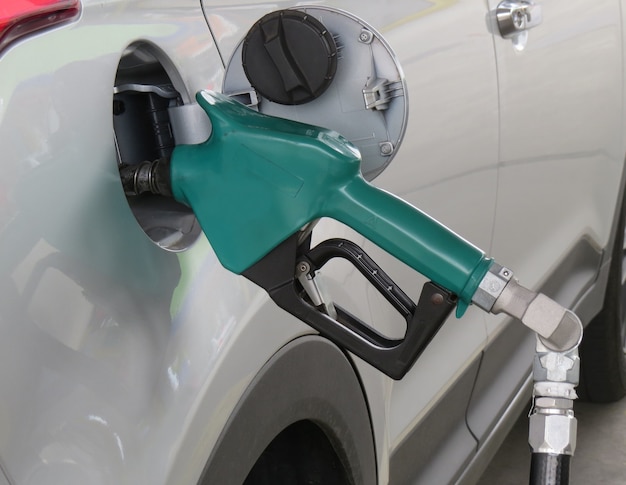 Fornitura di veicoli con benzina o carburante etanolo