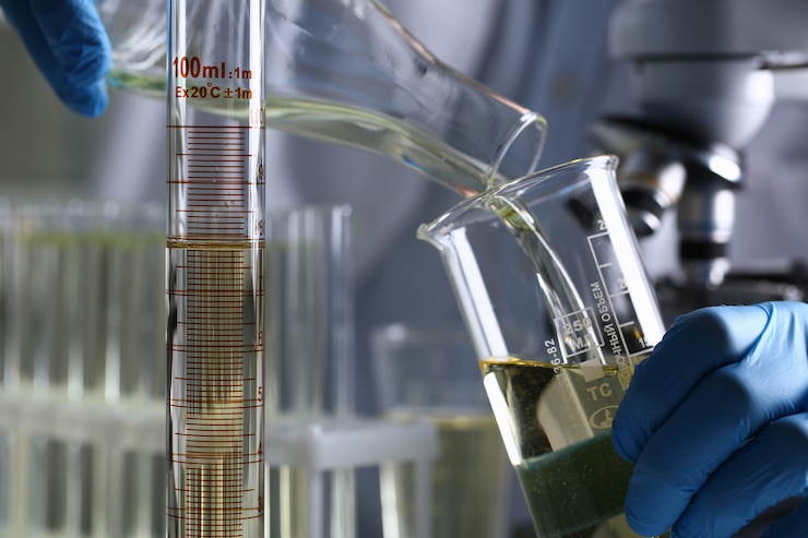 Foto fornitura innovativa di additivo per benzina versato liquido giallo