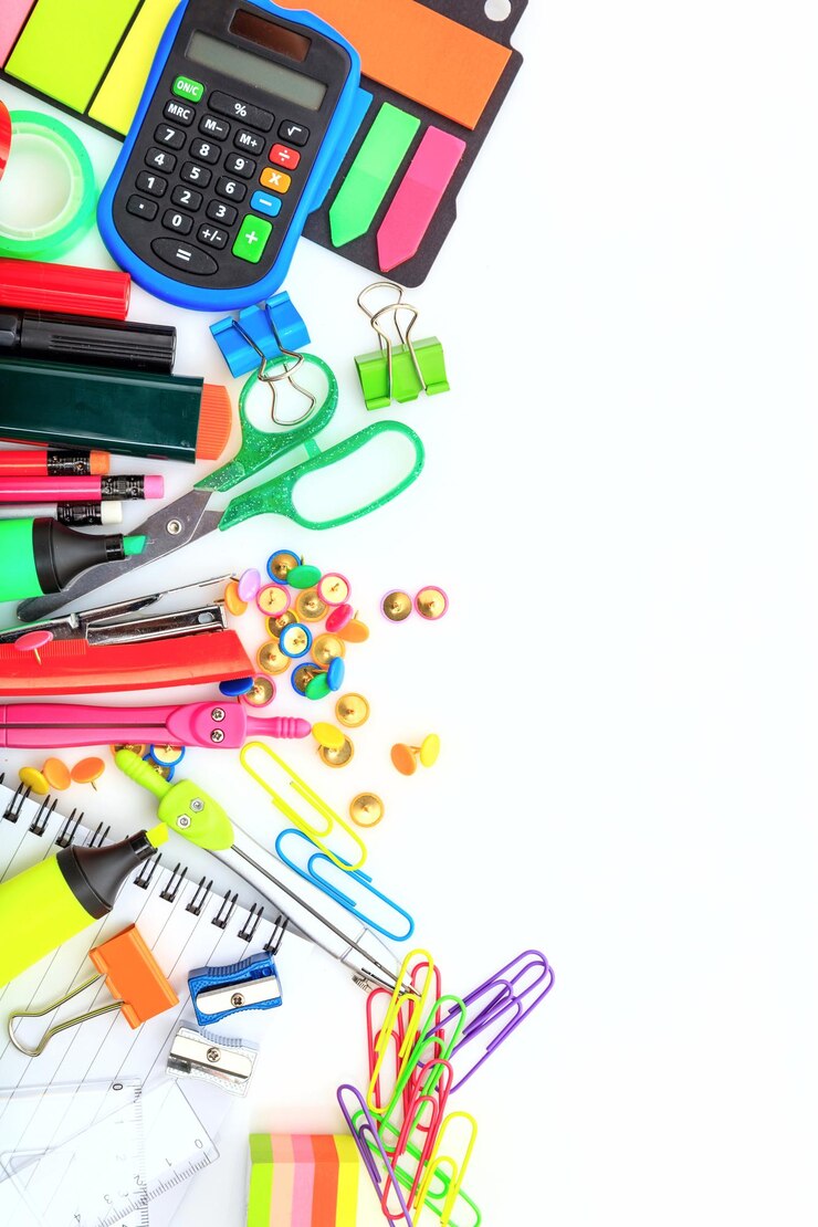 Foto forniture scolastiche sulla scrivania bianca la creatività dei bambini è piatta