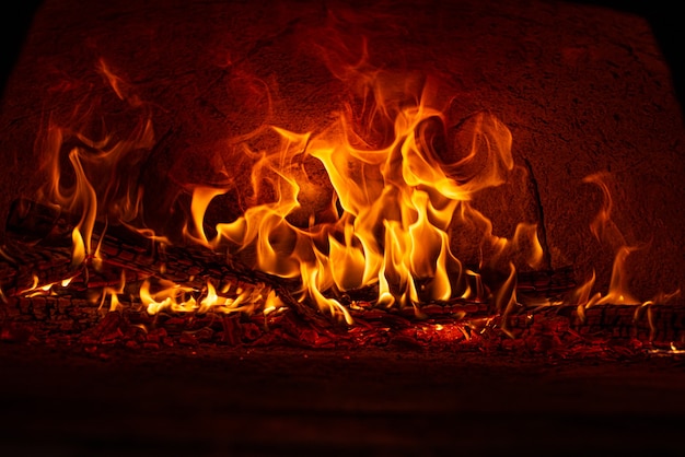 Forno a legna, essendo preparato a fuoco vivo per cuocere le pizze di una pizzeria