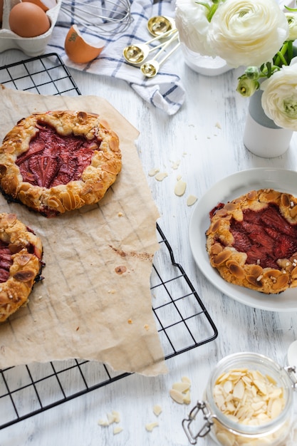 Forno casalingo fresco di galette della mandorla della fragola