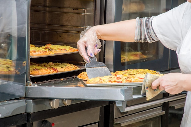 Forno con teglie da forno produzione industriale di prodotti da forno per pane