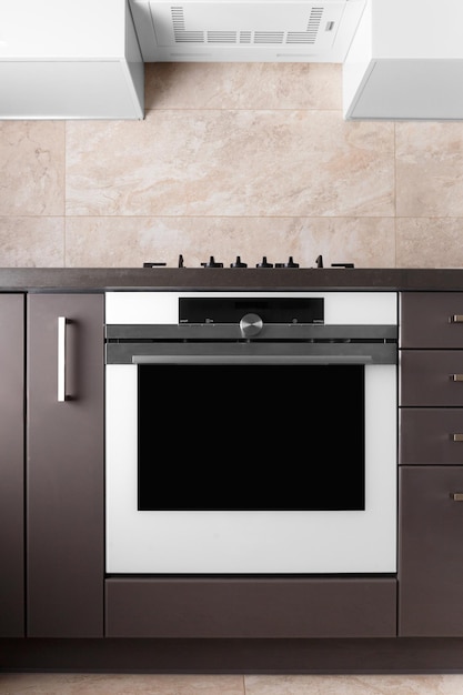 Forno elettrico interno in una cucina moderna forno bianco con display elettrodomestici di cucina interni