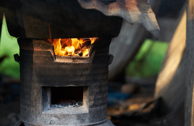 Forno esterno in fiamme di fuoco