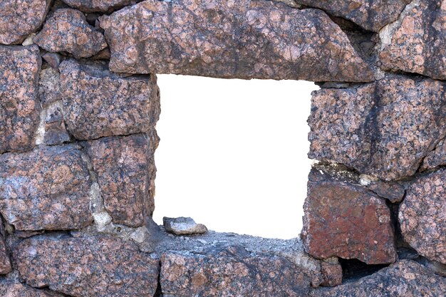 Foro rettangolare nel muro in pietra naturale. Foto di alta qualità