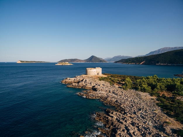 Fort arza nella baia di kotor in montenegro nel mare adriatico sulla penisola di lustica fortezza