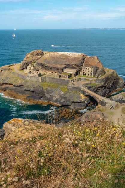 Fort des Capucins un isolotto roccioso con un forte di guerra, scogliera nella città di Roscanvel, sulla penisola di Crozon in Francia.