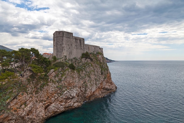 Fort Lovrijenac o Fortezza di San Lorenzo, spesso chiamata Gibilterra di Dubrovnik, è una fortezza e un teatro fuori dalle mura occidentali della città di Dubrovnik in Croazia, a 37 metri (121 piedi) sul livello del mare