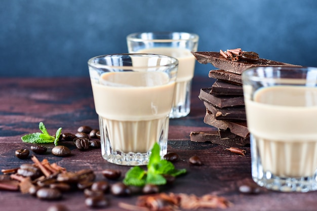 Forte liquore al caffè con chicchi di caffè e pezzi di cioccolato fondente