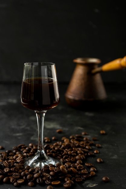 Forte liquore al caffè scuro con chicchi di caffè tostati