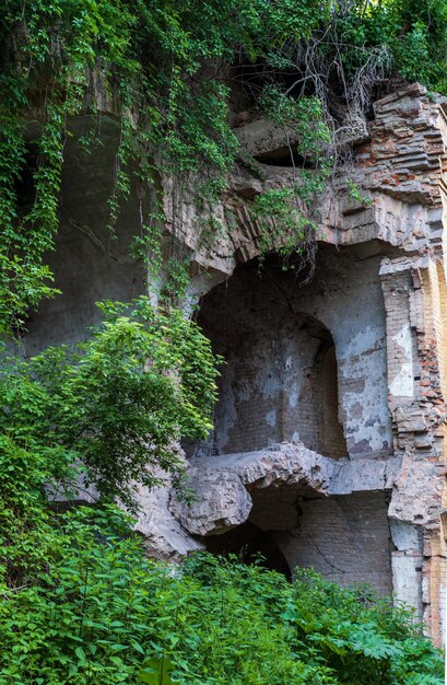 Forte militare abbandonato Tarakaniv altri nomi Forte Dubno Nuova fortezza Dubna una struttura difensiva un monumento architettonico del XIX secolo Tarakaniv Rivne regione Ucraina