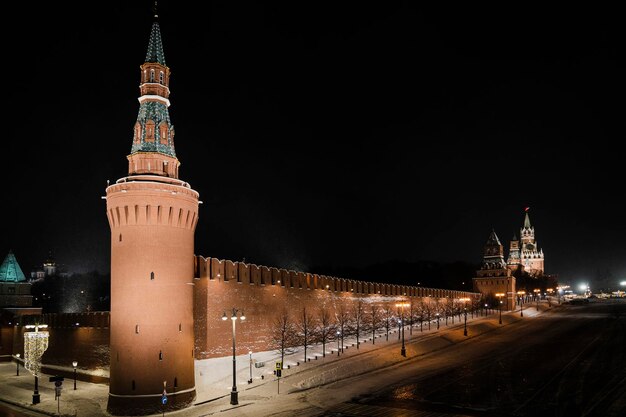 Forte nevicata a Mosca in Piazza Rossa di notte Famosa destinazione nella capitale russa