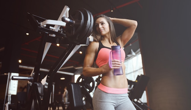 Forte ragazza atletica sexy che risolve in palestra