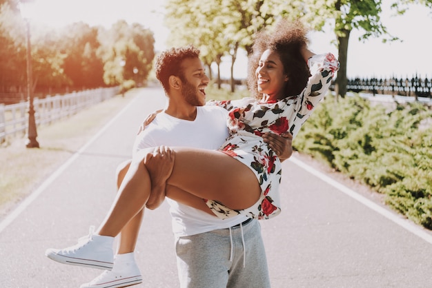 Forte ragazzo latino porta la fidanzata a mani