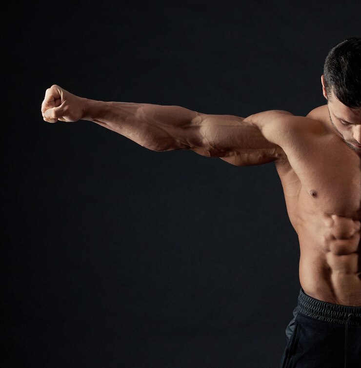 Foto forte sportivo che dimostra i suoi muscoli del braccio