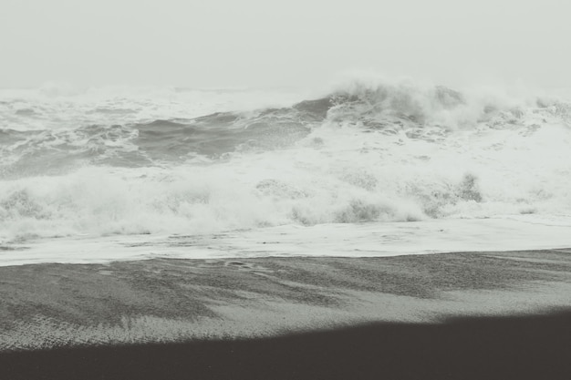 Forte tempesta sulla foto monocromatica del paesaggio della spiaggia del mare