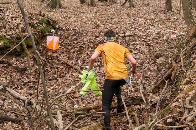 Forte uomo caucasico che indossa abbigliamento sportivo che attraversa una foresta