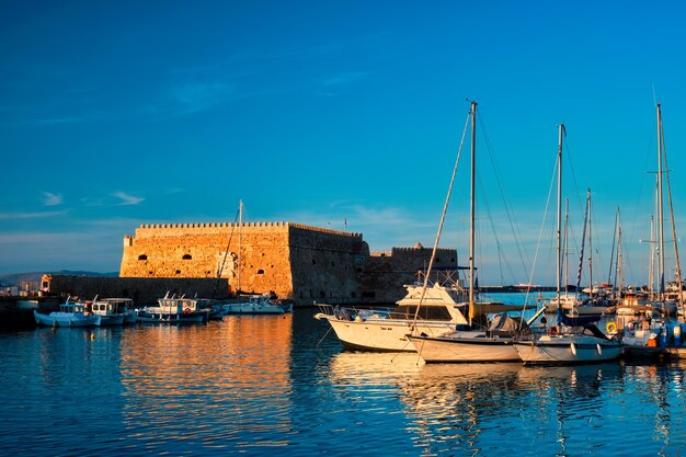 Forte veneziano a heraklion e barche da pesca ormeggiate isola di creta in grecia