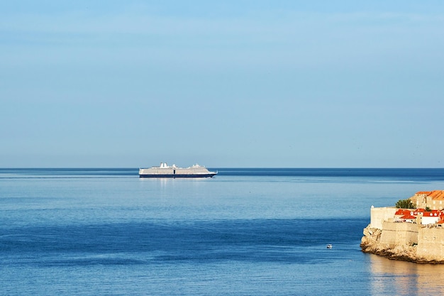 Fortezza di Dubrovnik e uno yacht nel mare Adriatico, Croazia