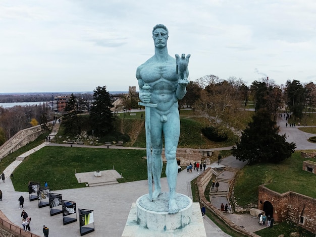 Fortezza di Kalemegdan a Belgrado in estate La statua di Victor Pobednik Colpo di drone