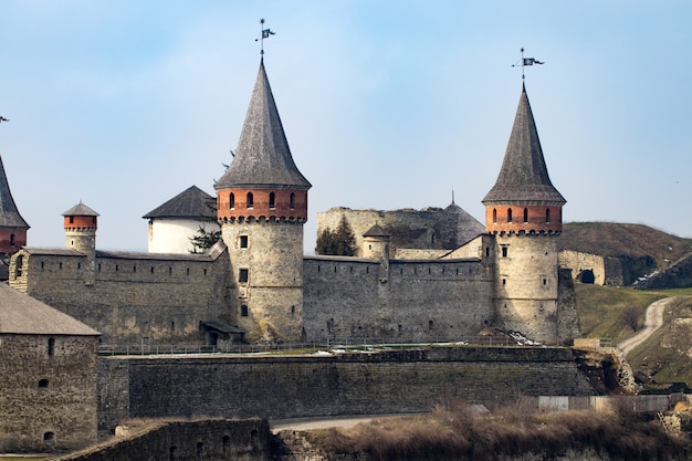 Fortezza di Kamianets Podilskyi. Vista della parete della fortezza con le torri all'inizio della primavera, Ucraina